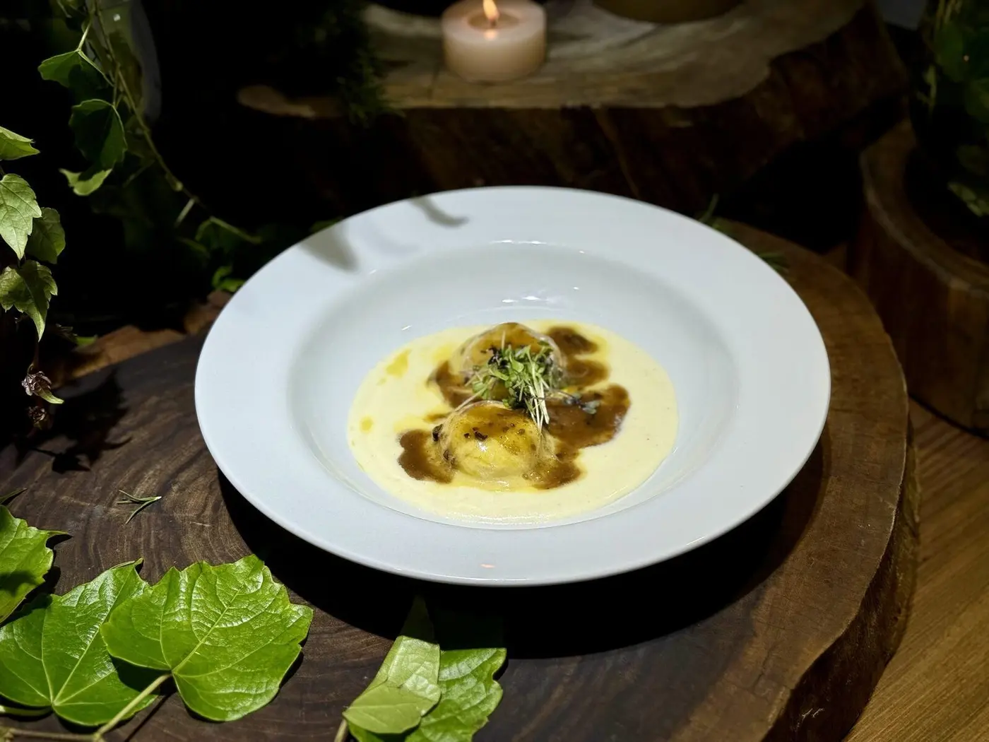 Nhoque crocante recheado de queijo ao molho de alho-poró servido em prato fundo — gastronomia do Empório Guimarães, casa de eventos em Londrina