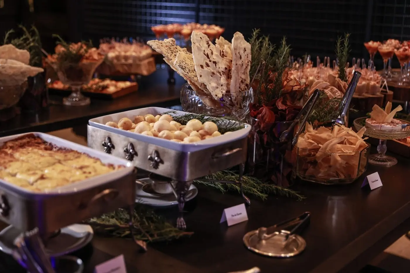 Mesa de frios, chips e antepastos montada para recepção — gastronomia do Empório Guimarães, casa de eventos em Londrina